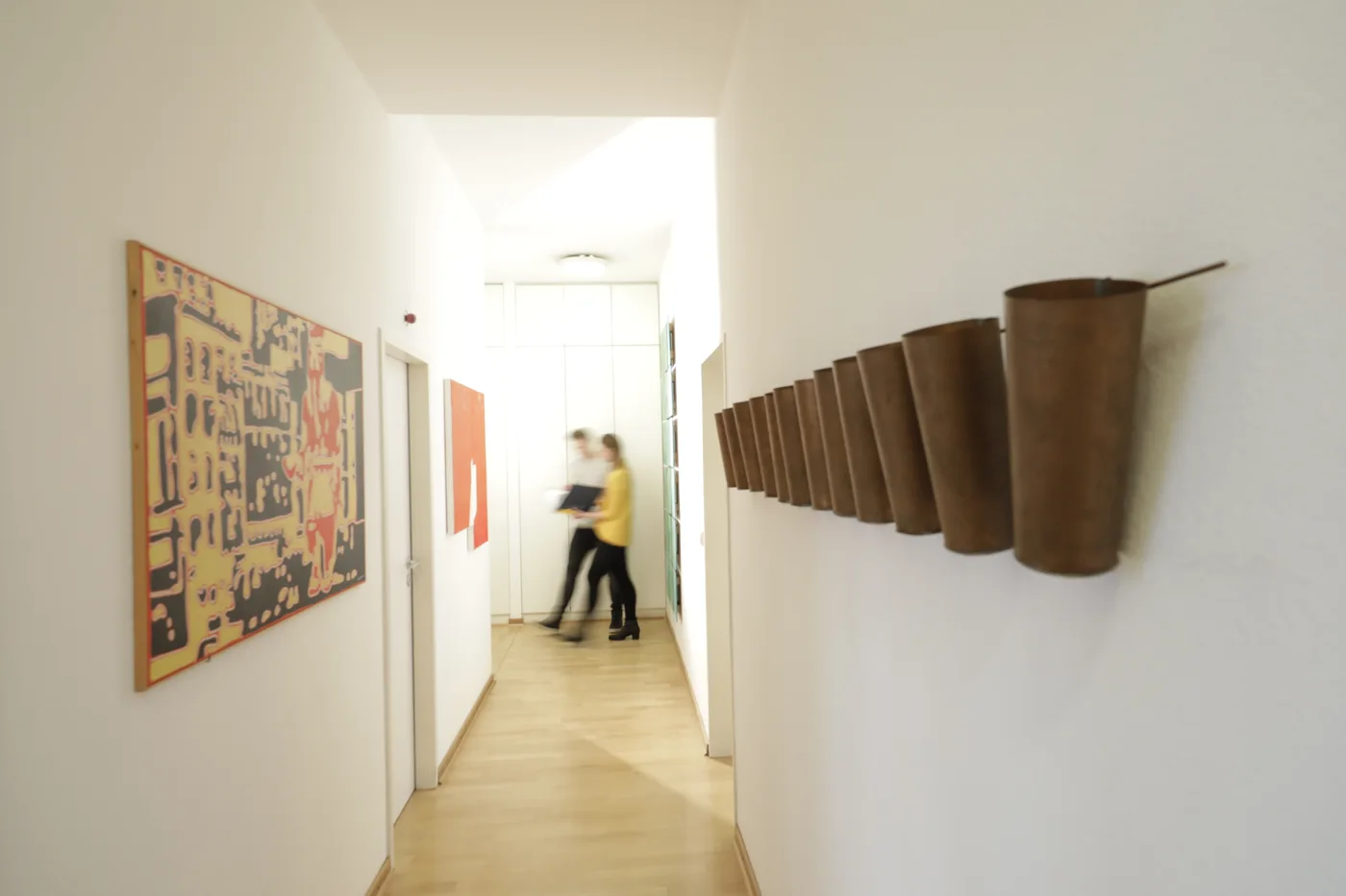 Kanzleiflur von Eggeling & Partner mit Kunst und bewegter Person