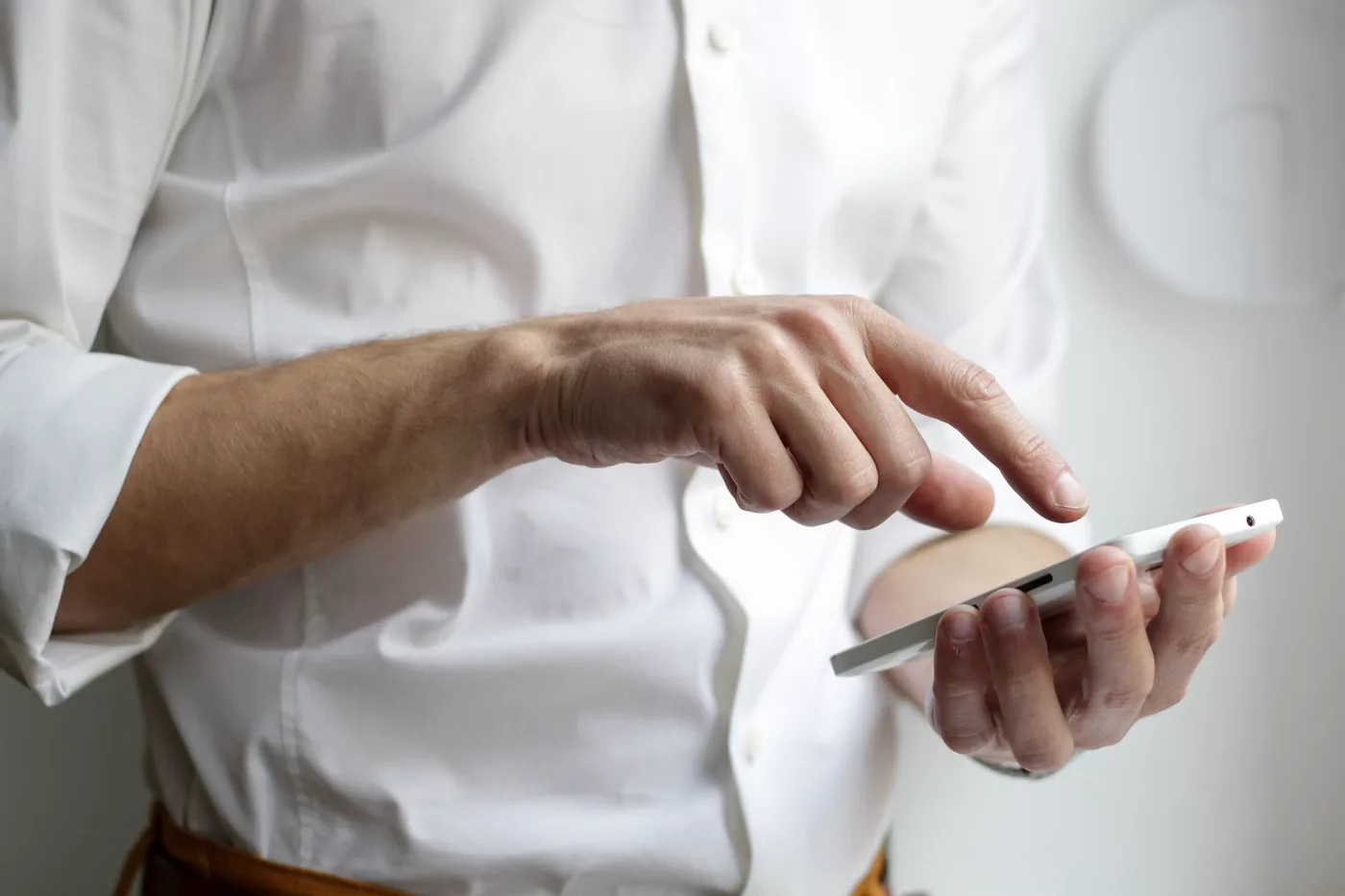 Person bedient Smartphone in der Kanzlei